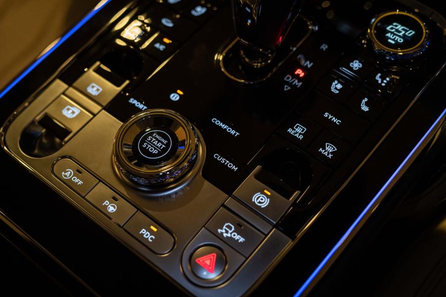 Детали интерьера Bentley Flying Spur 2020 года  (JP) (фото 16 из 25)